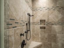 Douche en marbre dans une salle de bain design