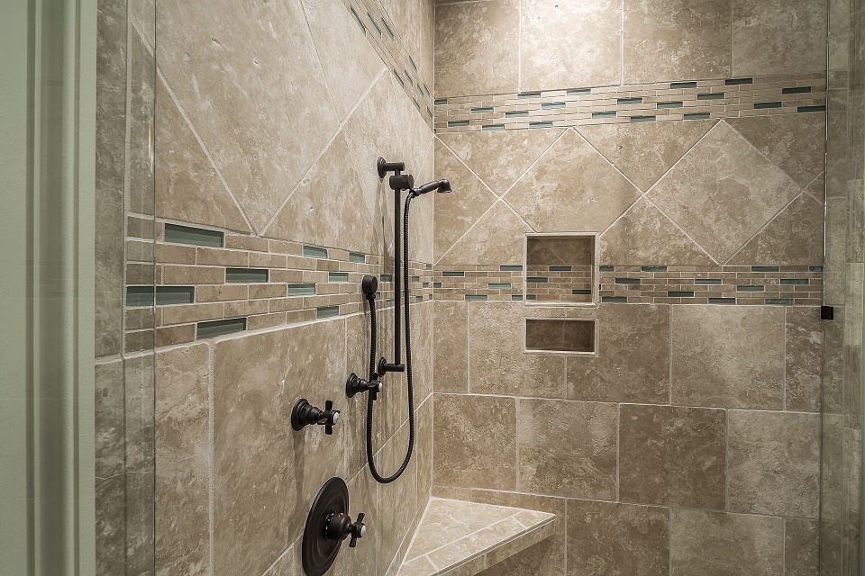 Douche en marbre dans une salle de bain design